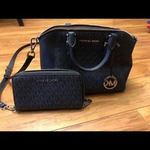 Michael Kors crossbody purse w/wrist wallet